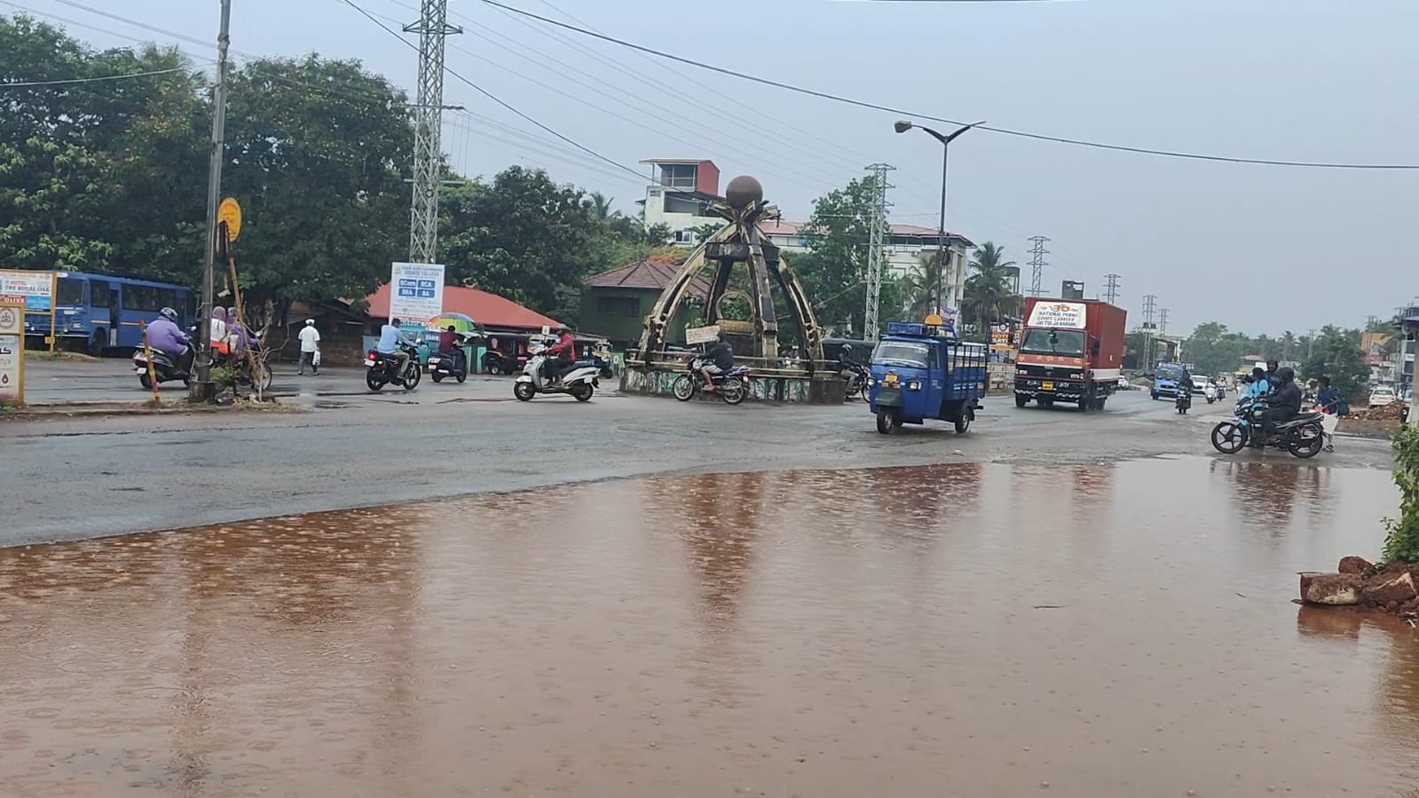 ಭಟ್ಕಳದಲ್ಲಿ 1 ತಾಸು ಸುರಿದ ಮಳೆ : ತಂಪಾದ ವಾತಾವರಣ